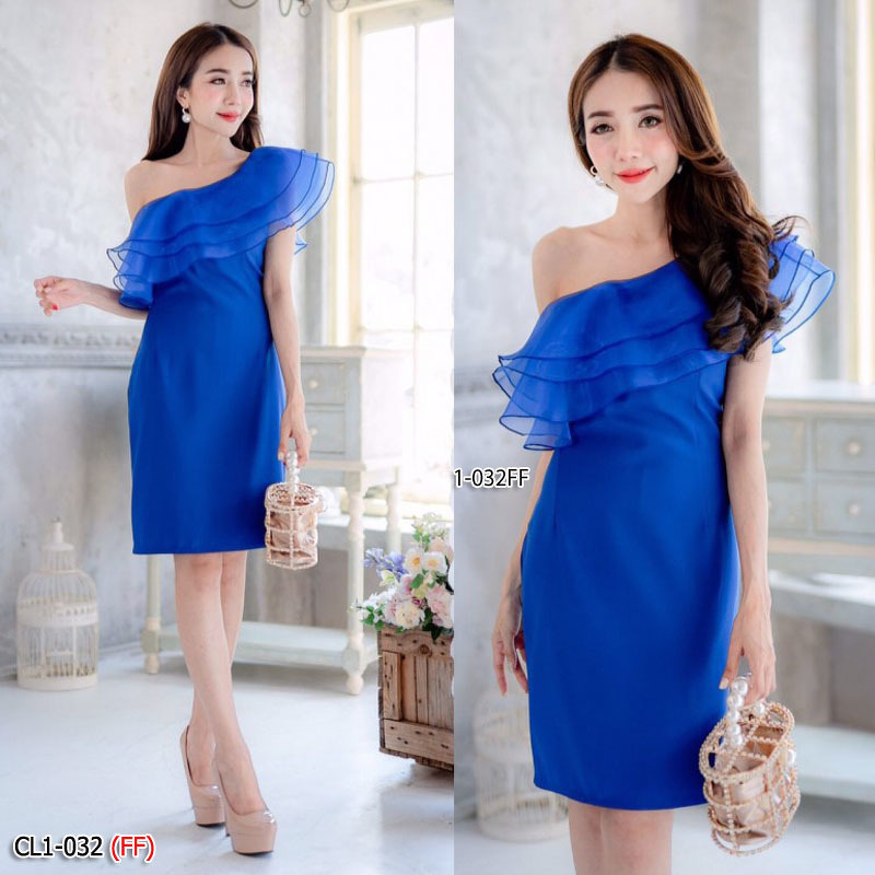 kudapy เดรสสั้นไหล่เฉียง แต่งระบายผ้าแก้ว ตัวเดรสงานผ้าซาร่า มีซิปข้าง ตีเกล็ดหน้า-หลัง เอวไม่สม็อค