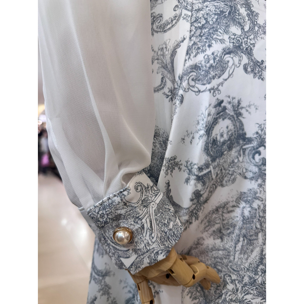 kudapy เซ็ทเสื้อมาพร้อมกระโปรงยาว ลายพิมพ์โทนสีฟ้า-ขาว สไตล์วินเทจ แขนเสื้อผ้าเชียร์บาง แขนยาว ปลายแขนตัดด้วยดีเทลลายเดียวกับกระโปรง