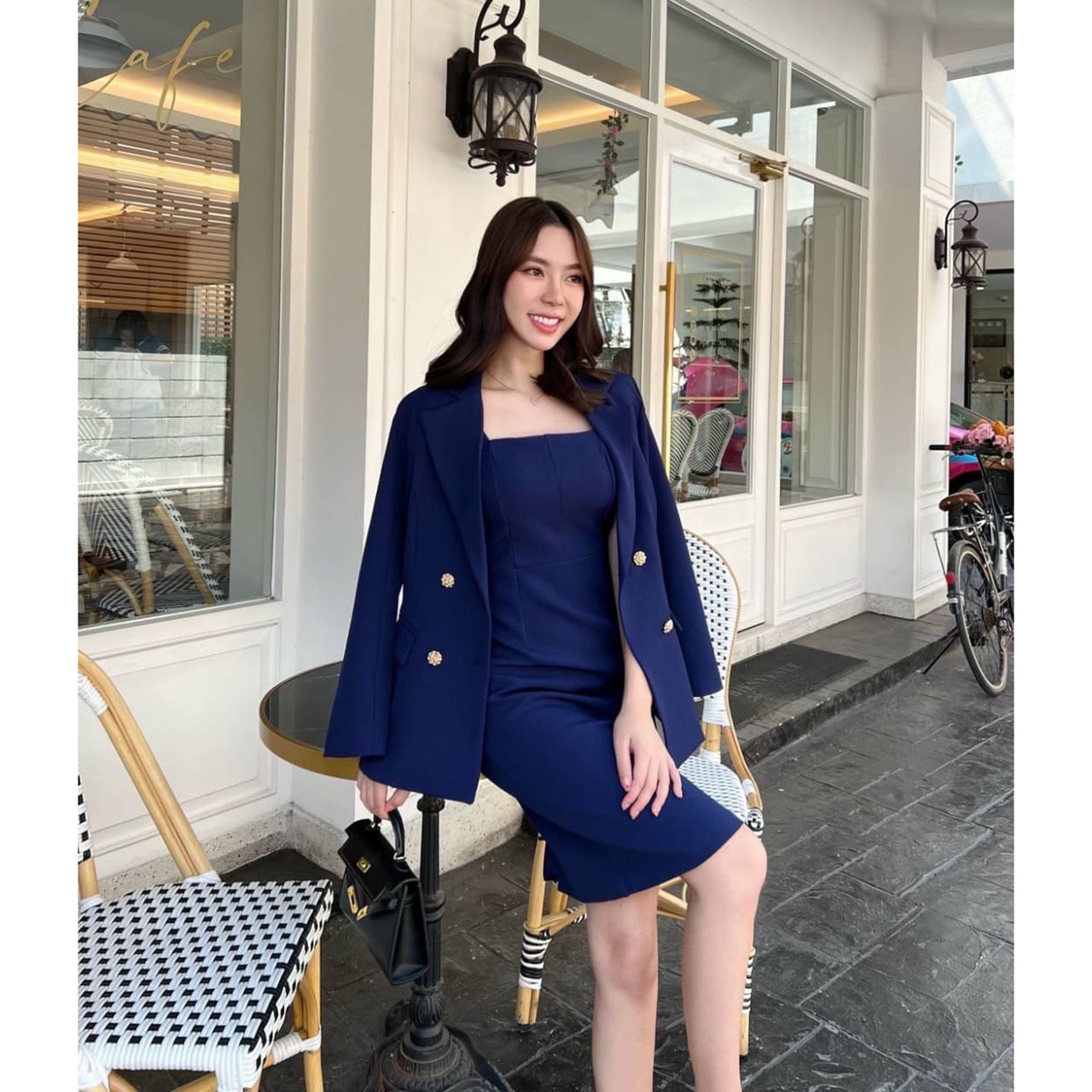 kudapy Set blazer +dress เรียบหรู ใส่สบาย เสื้อสูทออกแบบให้เป็นทรงใหญ่กว่าเดรส มีความสุภาพ มีฟองน้ำเสริมไหล่บาง ให้ทรงดูสวย มีซับในทั้งตัว