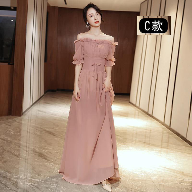 kudapy ชุดเดรสราตรียาว ผ้าชีฟองเนื้อดีสีชมพูนู้ด เดรสเปิดไหล่ หรือปิดไหล่ รอบคอเสื้อมีสายยืดจั๊มด้านใน แขนเสื้อสั้น ปลายแขนจั๊ม เย็บแต่งโบว์ที่เอวด้านหน้า