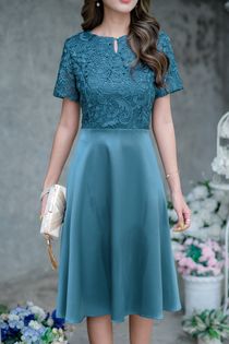 kudapy เดรสสั้นลูกไม้เนื้อเงาสีเขียวเข้ม สีชมพูปูนแดง เดรสแขนสั้น กระโปรงทรงบานผ้าเงาพริ้วสวยค่ะ ชุดนี้ดูหรูหรา ทรงสวยใส่ง่าย ใส่ออกงานสวยหรูได้ลุคดูแพงค่ะ