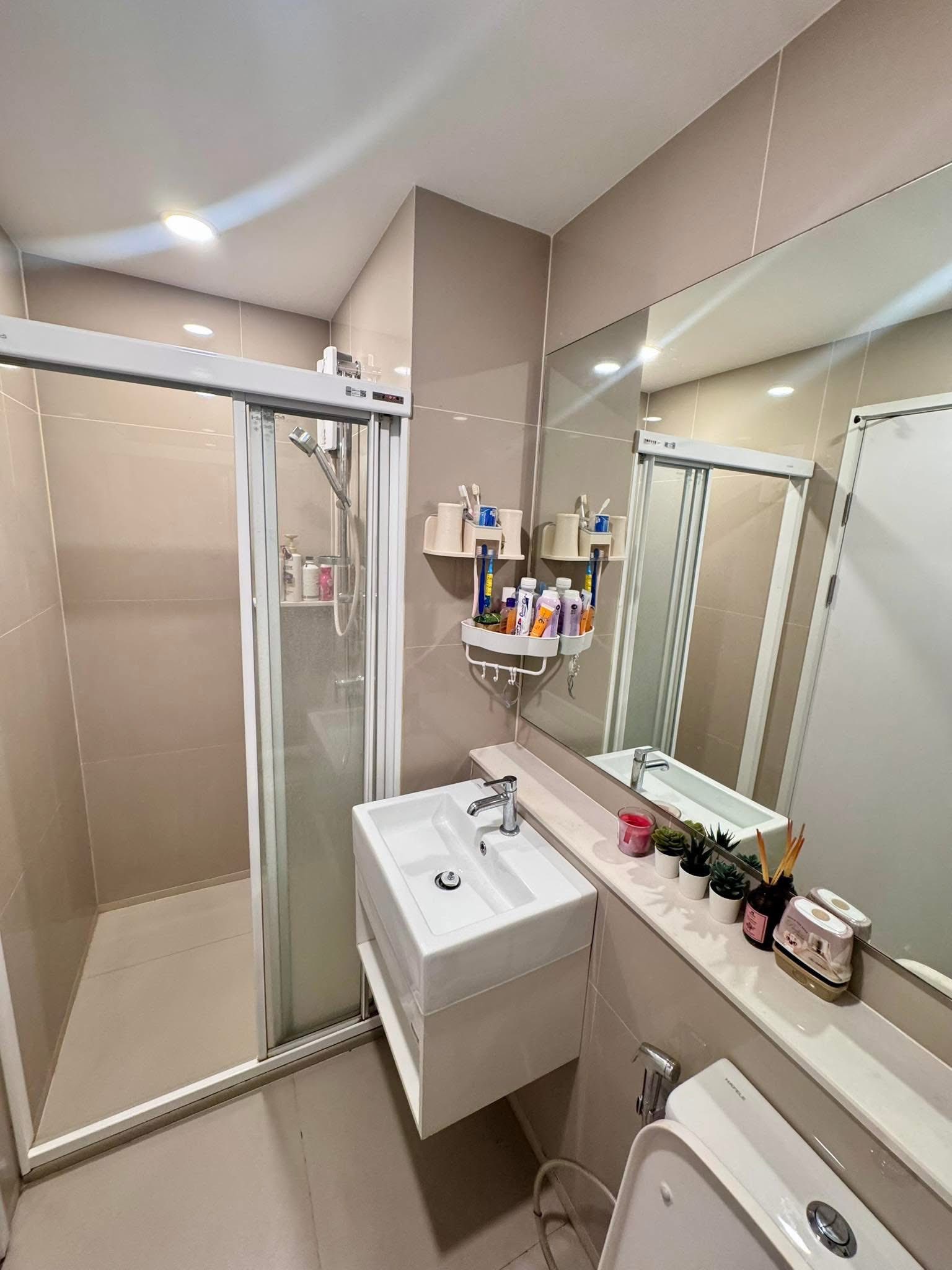 High Rise โซนพื้นที่ BTSหมอชิต MRTจตุจักร ให้เช่าห้องแบบ 1ห้องนอน 1ห้องน้ำ คอนโด Denim Jatujak (เดนิม จตุจักร) ขนาดห้อง 34 ตรม. ชั้น 11 ตึก C