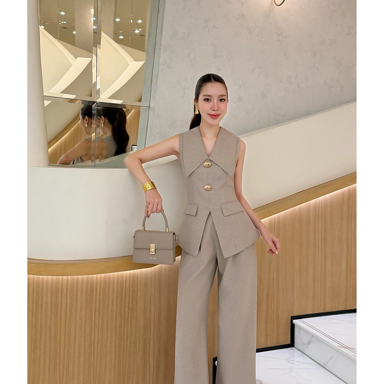 kudapy เซ็ตสุดหรูดูแพง ดีไซน์เรียบแต่แฝงความสง่างาม เหมาะสำหรับใส่ทำงาน ไดีไซน์เสื้อ ทรงเบลเซอร์แขนกุด ปกคอขนาดใหญ่เพิ่มมิต