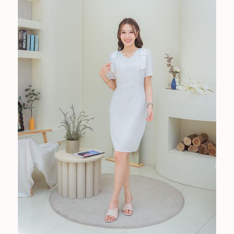 kudapy เดรสสั้นสีขาว/สีชมพู/สีเหลือง ทรงเข้ารูป ประดับโบว์ตรงไหล่ เนื้อผ้าวาฟเฟิลเป็นสาวคิวท์เกิล