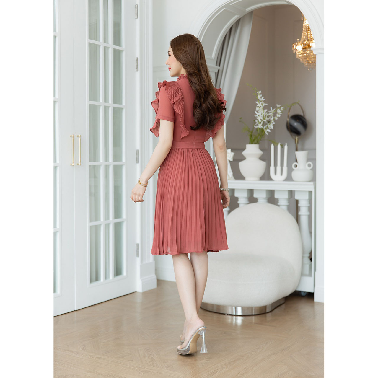 kudapy เดรสชีฟอง ดีเทลอัดพลีททั้งตัว ช่วงแขนเป็นดีเทลแขนปลีกอัดพลีทเล็ก ช่วงอกเย็บพลีทเป็นแนวเกล็ดแต่งกระดุม