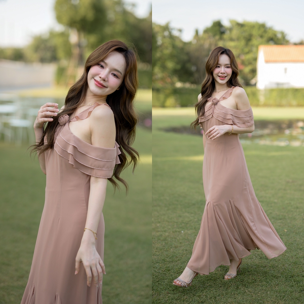 kudapy เดรสยาว ช่วงคอเป็นแบบคล้องคอทรง Vest ดูเซะซี่ ต่อระบายเลเยอร์ 3 ชั้นลงมาปิดแขนทั้ง 2 ข้าง ชายกระโปรงแต่งระบายพลิ้วสวย