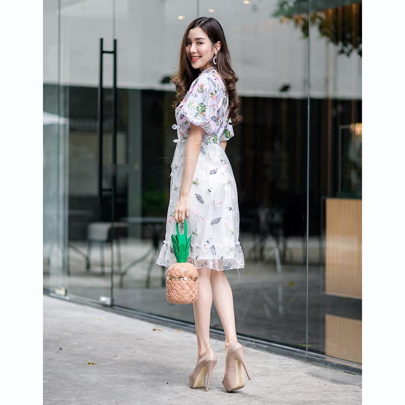 kudapy เดรสสั้นสีม่วง แขนพองทรงตุ๊กตา ช่วงคอเล่นระบาย ช่วงกระโปรงตัดเป็น 2 ชั้นนะคั เล่นผ้าแก้ว งานปักน้าค้า