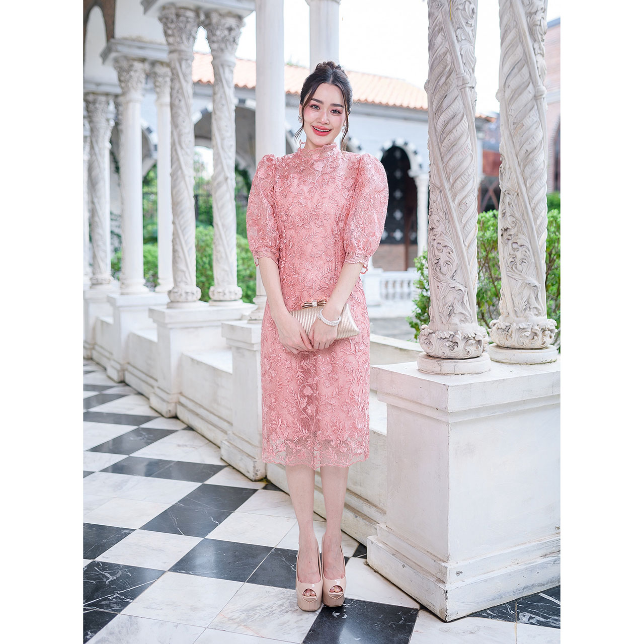 kudapy เดรสสั้นสีเหลืองทอง/สีโอรส ทรงสวยหรูหรา เดรสสไตล์กูตูร์ สวยสง่า ผ้าลูกไม้ใยบวบแต่งเลื่อมทั้งชุด งานผ้าสวยลายดอกชัด