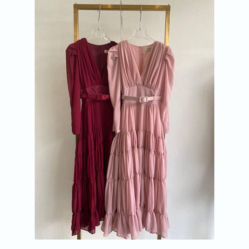 kudapy เดรสยาวคอวีแขนสั้นสีแดง/สีชมพู/สีขาว จับจีบต่อกระโปรงเย็บเป็นชั้นๆๆ แถมเข็มขัด มีซับทั้งชุด