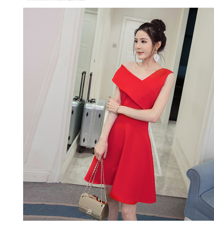 ชุดเดรสสีแดง ดีไซน์เก๋แขนเสื้อข้างนึงเป็นแขนกุด อีกข้างนึงเป็นไหล่เฉียงเปิดไหล่ปิดต้นแขน