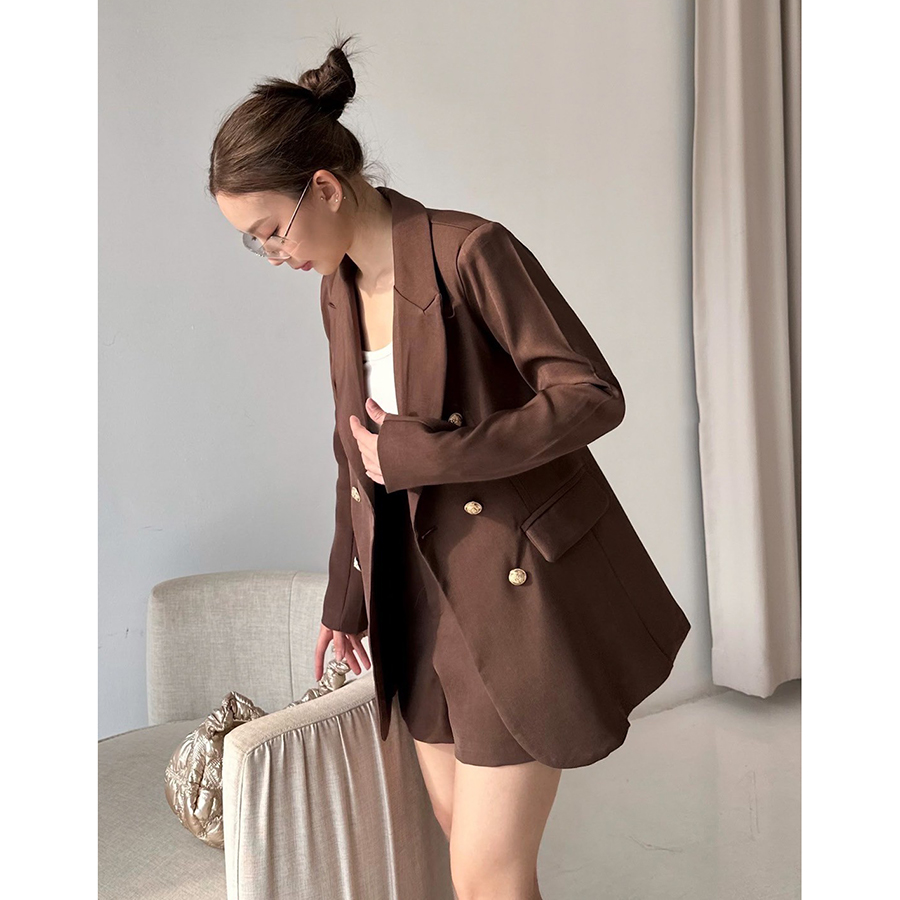 kudapy เซ็ทสูทกางเกงขาสั้นสีน้ำตาลเข้ม เสื้อสูทแต่งกระดุมสีทองจริง 6 เม็ด มีกระเป๋าจริง มีฟองน้ำเสริมบ่าบางๆ มาพร้อมกับกางเกงขาสั้นซิปหน้า