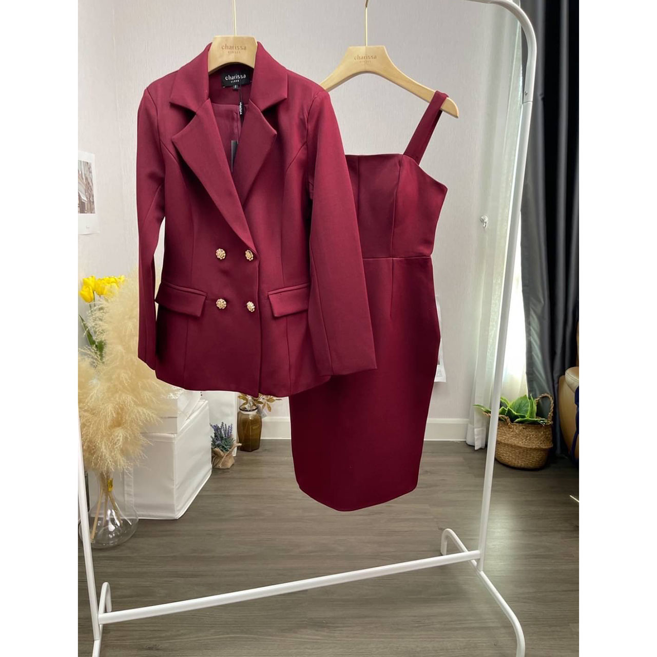 kudapy Set blazer +dress เรียบหรู ใส่สบาย เสื้อสูทออกแบบให้เป็นทรงใหญ่กว่าเดรส มีความสุภาพ มีฟองน้ำเสริมไหล่บาง ให้ทรงดูสวย มีซับในทั้งตัว