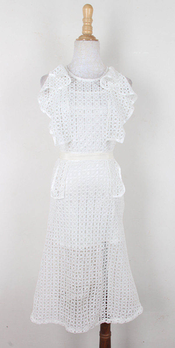 kudapy เดรสผ้าถักโครเชต์แขนกุดสีขาว แต่งระบายช่วงหน้าอกและเอว มาพร้อมสายเดี่ยวซับใน มีซิบด้านหลังช่วงกระโปรง