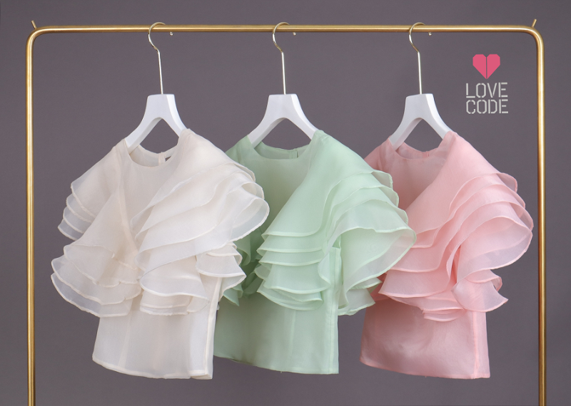 kudapy เสื้อไปงาน ผ้าแก้วคอปาดแคบสีครีม/สีม่วง แต่งระบายช่วงแขนเป็นทรงหน้าอก V Shape ระบาย 4 ชั้นสวยหรูมากๆค่ะรุ่นนี้