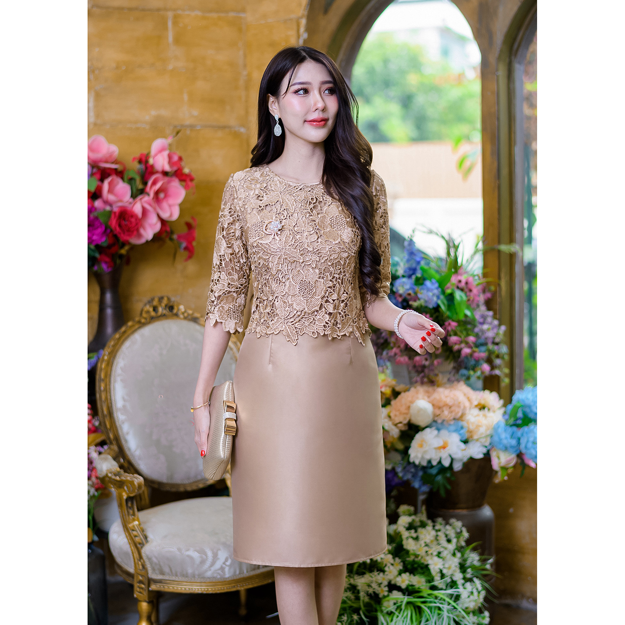 kudapy เดรสสั้นสีกรม/สีเขียว/สีน้ำตาลทอง/สีเหลืองทอง ผ้าไหมคลุมลุกไม้แขนศอก เป็นลูกไม้เงาปักเลื่อมเป็นเลื่อมใส่เม็ดเล็ก