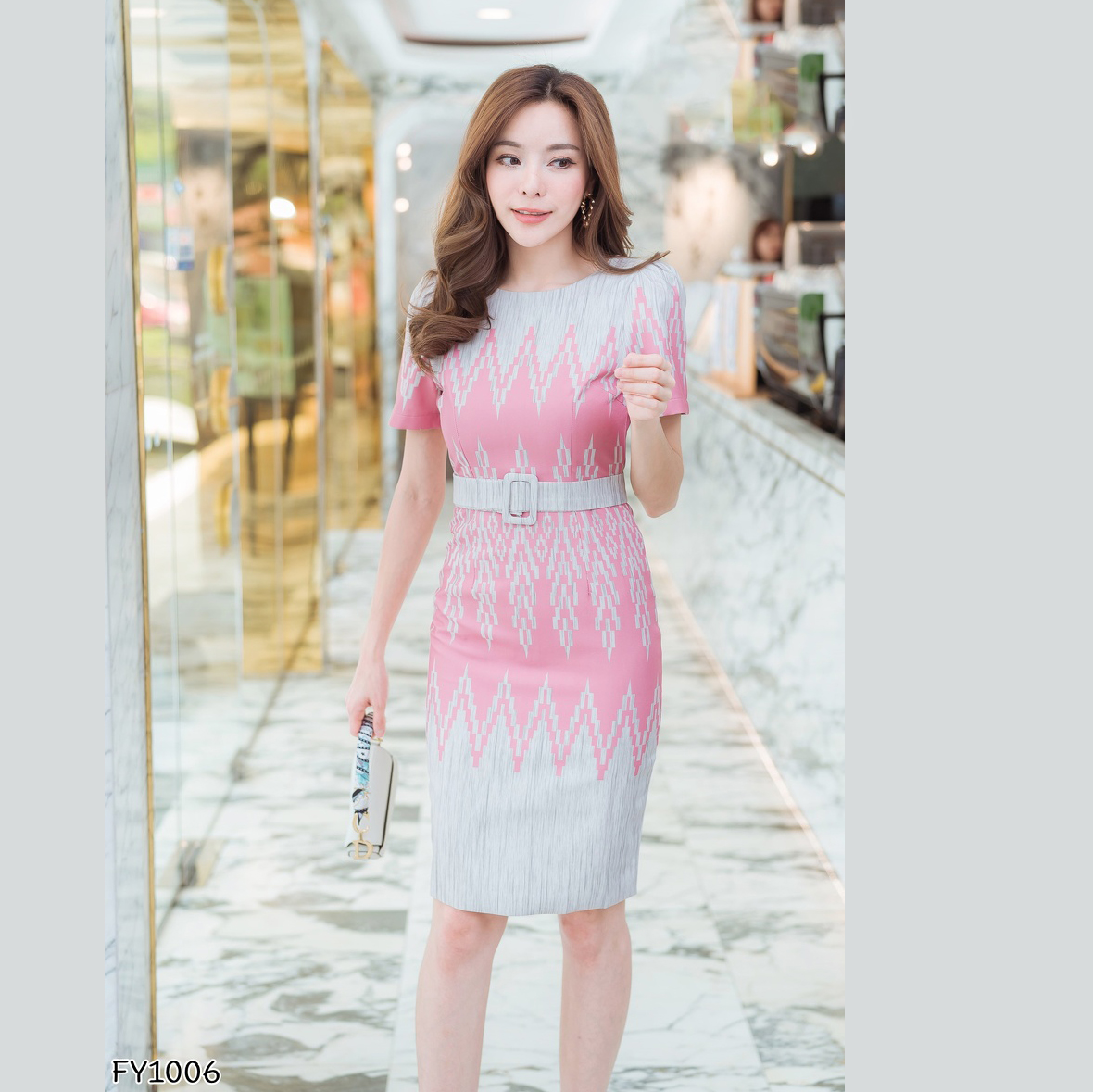 kudapy เดรสสั้นผ้าไทยคอกลมแขนสั้นสีชมพู พิมพ์ลายไทย เก็บเอวเข้ารูปทรงเอใส่ทำงาน