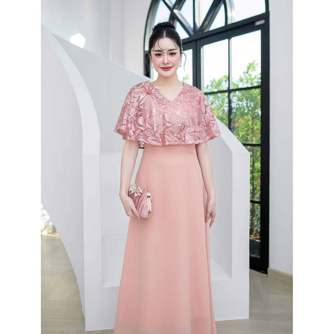 kudapy แม็กซี่เดรส คลุมไหล่หรูหรา ตัวเดรสเป็นงานผ้าชีฟอง ผ้าลูกไม้เลื่อม