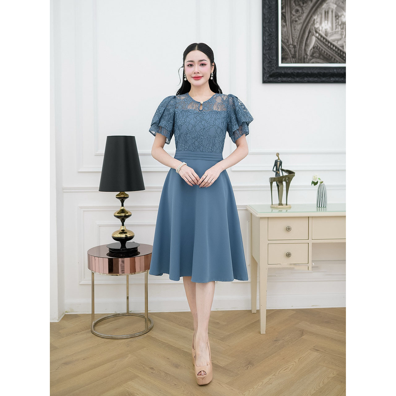 kudapy เดรสสั้นผ้าลูกไม้ ดีไซน์ด้านบนตัวเสื้อน่ารักมากเป็นทรงแขนระบาย ช่วงเอวตีเกร็ดแบบสวยยอดนิยมใส่แล้วดูมีเอว