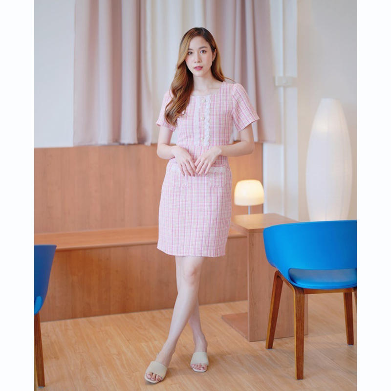 kudapy เดรสสั้นคอลึกสีครีม/สีชมพู/สีฟ้า ผ้าทอแต่งกระดุมมุกลายเส้นสวยดูดี
