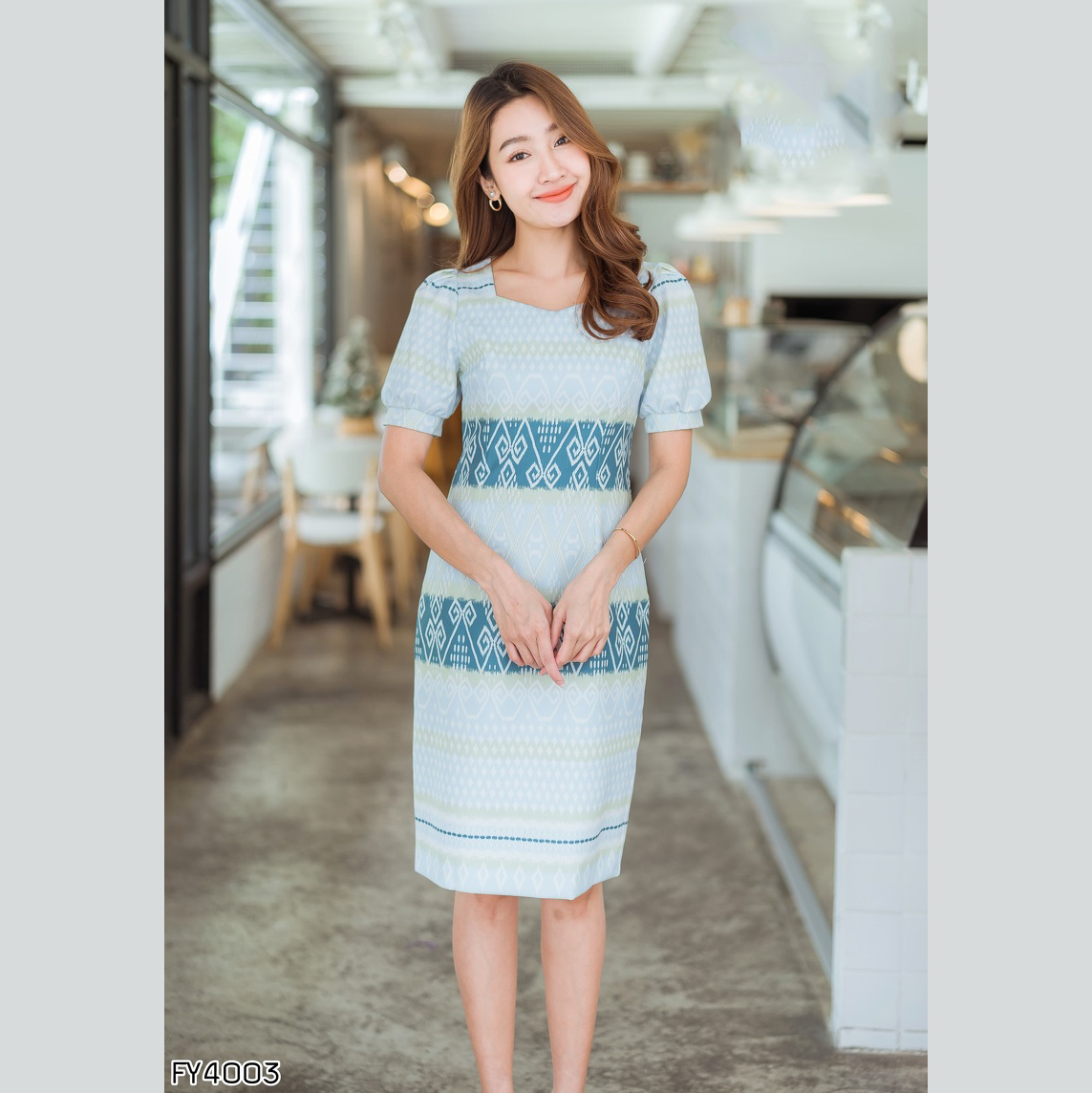 kudapy เดรสสั้นผ้าไทย เดรสคอเหลี่ยมสีฟ้า แขนสั้น ทรงเอเก็บเอวเข้ารูปทรงสวย