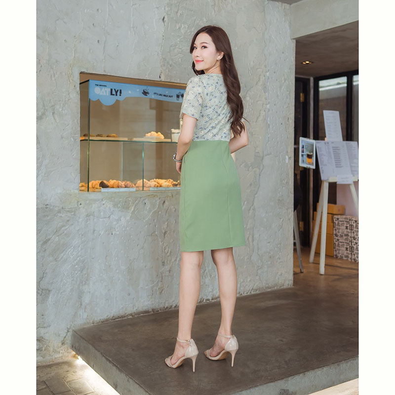 kudapy เดรสสั้นสีชมพู/สีเขียว/สีม่วง ผ้าฮานาโกะ แต่งผ้าอัดลายดอก ติดโบว์ คอบัวทรงเข้ารูป