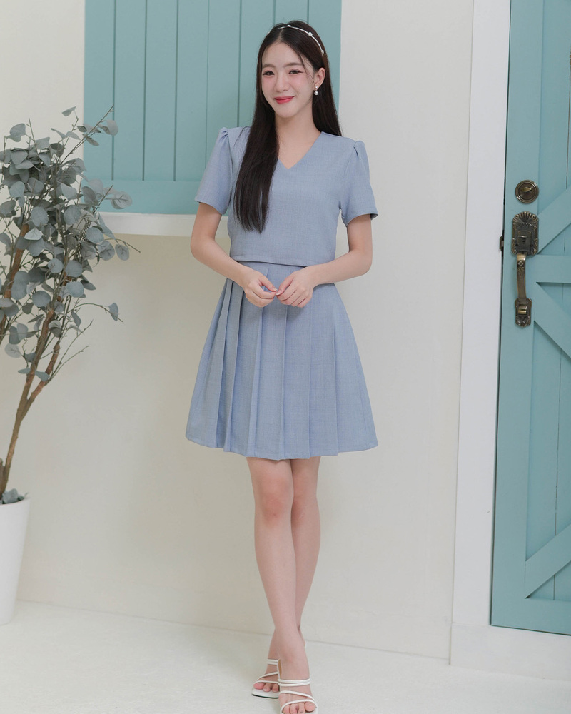 kudapy เดรสแขนสั้นคอวี สีดำ/สีนูทครีม ตัดต่อกระโปรงพลีทจับจีบใหญ่น่ารัก ทรงสวยเข้าเอว ผ้าเนื้อนิ่มรีดง่าย