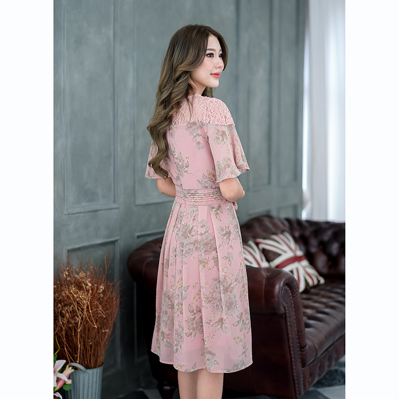 kudapy เดรสสั้นสีชมพู/สีดำ ผ้าชีฟอง อกช่วงบนตัดต่อด้วยผ้าลูกไม้ แขนเสื้อจะสวยเป็นพิเศษ