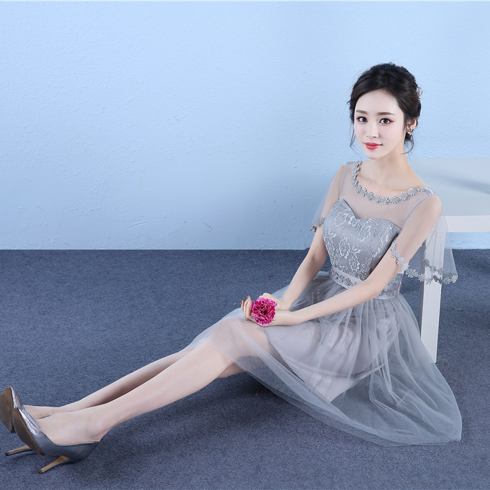 kudapy ชุดราตรีสั้นสีเทา เดรสสั้นคอกลม แขนกุด แขนแต่งระบาย กระโปรงบาน เอวเข้ารูป