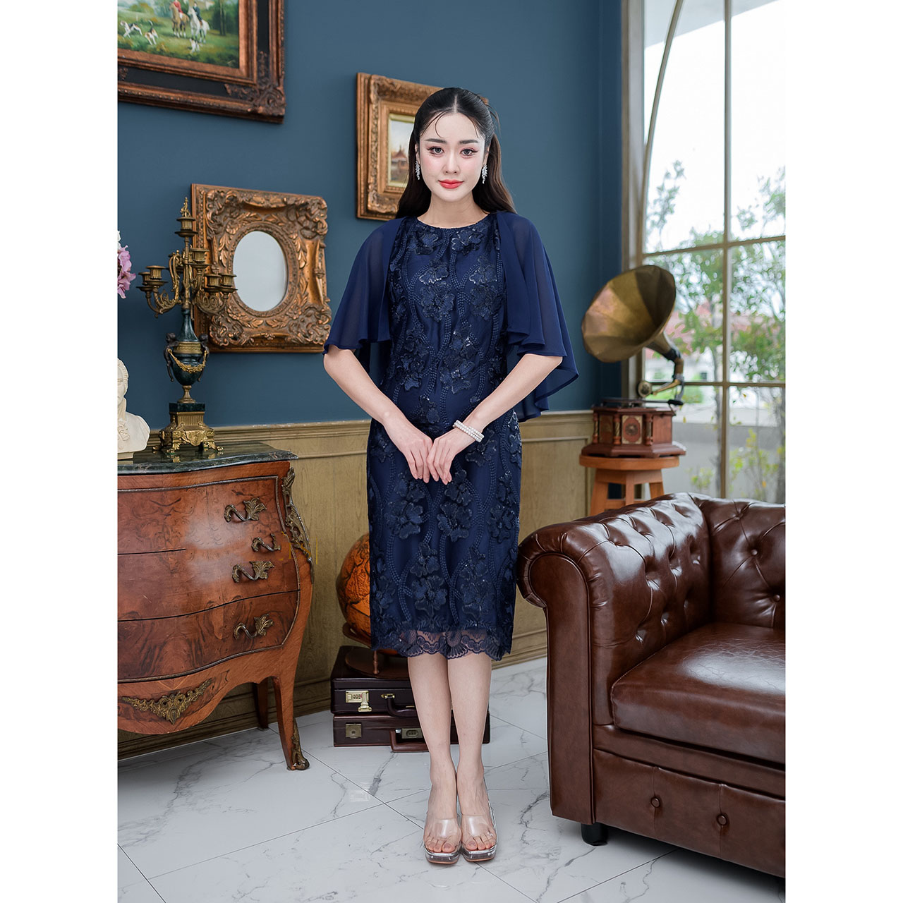 kudapy เดรสสั้น ผ้าลูกไม้ปักเงา ดีไซน์คลุมไหล่สวยหรู ตัวเนื้อผ้าลูกไม้รุ่นนี้ปักลายดอกไม้