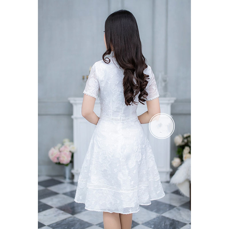 kudapy เดรสสั้นสีขาว/สีฟ้า ผ้าผสมมีเทคเจอร์ลายดอกนูนสวย แต่งด้วยลูกไม้ทั้งตัว รอบคอ รอบปลายแขน