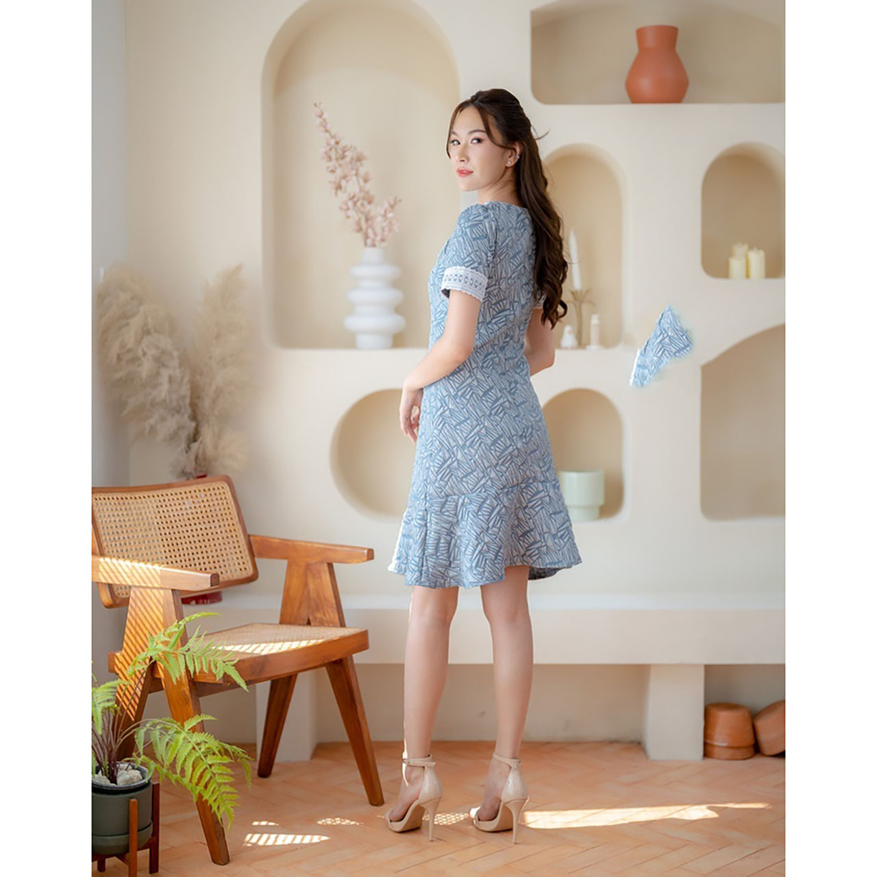 kudapy เดรสสั้นสีขาว/สีชมพู/สีน้ำเงินเข้ม ผ้านูน คอเหลี่ยม แขนแต่งผ้าปัก ทรงเข้ารูป กระโปรงบานช่วงปลาย