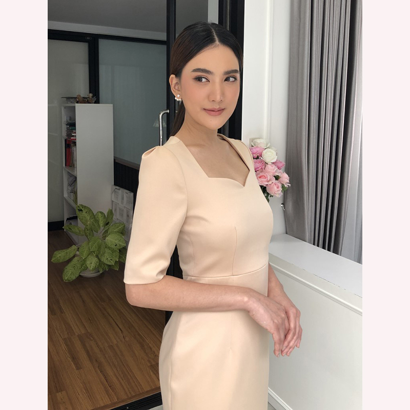 kudapy เดรสสั้นสีม่วง/สีชมพู/สีทอง เรียบหรูตามสไตล์สาว มีดีเทลคว้านคอเป็นรูปหัวใจ ให้ลุคสวยหวานชวนมอง