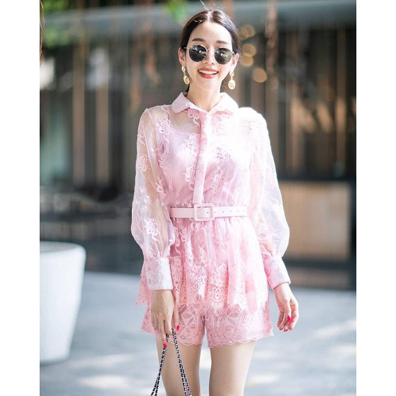 kudapy set ขาสั้นสีชมพู ประกอบร่างรอบกันมาทั้งหมด 4 ชิ้นนะคะ เสื้อตัวนอก เสื้อตัวใน กางเกง และเข็มขัด งานสวยมาก ลูกไม้แน่นนๆ