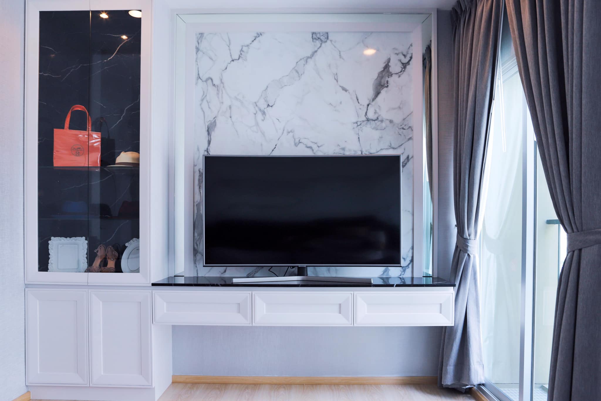 สนใจชมห้องติดต่อได้เลย Line ID: Smile-easy ปล่อยเช่าคอนโด Noble Revolve Ratchada 2 (โนเบิล รีวอลฟ์ รัชดา 2) - 2ห้องนอน 2ห้องน้ำ 1ห้องนั่งเล่น - ใกล้ MRT ศูนย์วัฒนะธรรม - ขนาดห้อง 52.86 ตรม. ชั้น 18