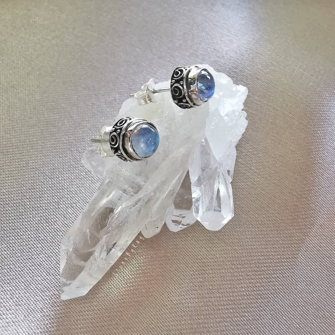 ต่างหูเงินหินเรนโบว์มูนสโตน (Rainbow Moonstone)