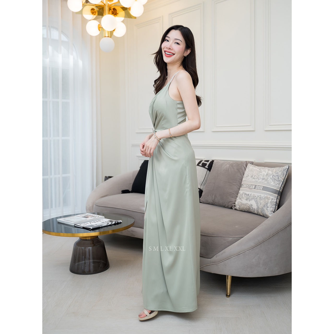 kudapy เดรสยาวสีโอวัลติน/สมิ้นอมฟ้า/สีชมพูกลีบบัว/สีกรม/สีชาเขียว ชุดราตรียาวไหล่เบี่ยงสายเพชรแต่งมัดเอวติดเข็มกลัดเพชรโบว์ งานพรีเมี่ยมผ้าเครปซาติน ซับในเกรดเอ ซิปด้านหลัง สวยหรู