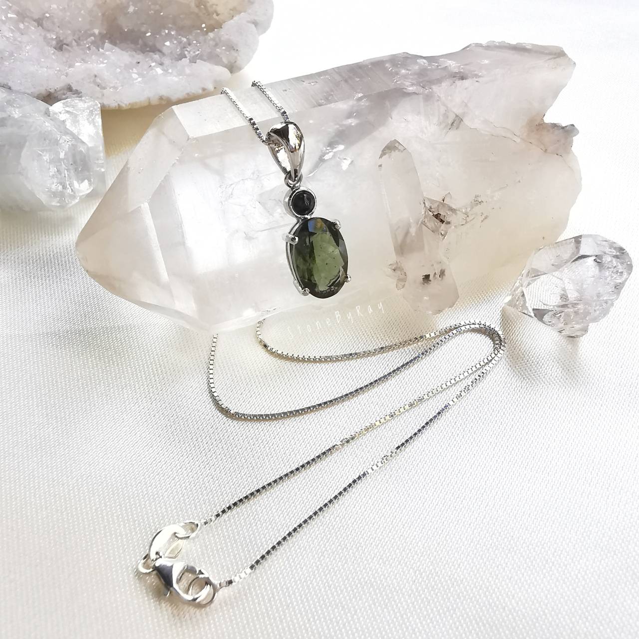 สร้อยคอเงินจี้สะเก็ดดาวโมดาไวท์กับสะเก็ดดาวสีดำ Moldavite+Tektite