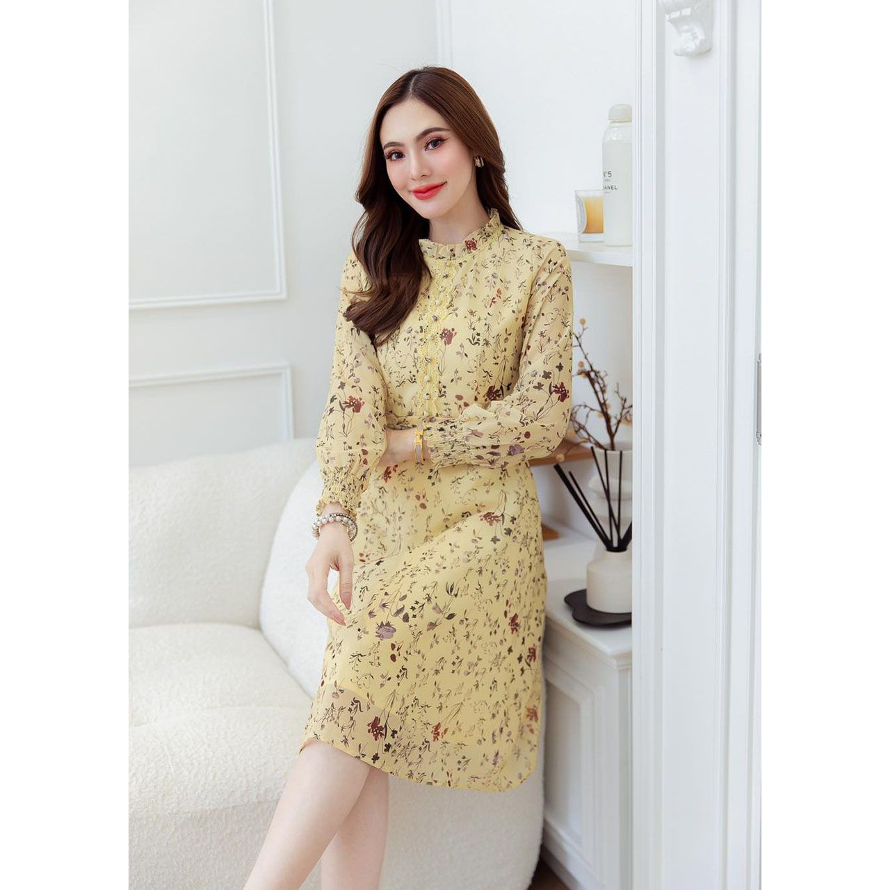 kudapy เดรสสั้นสีเหลือง/สีโทนกะปิ ชีฟอง ดีเทลคอจับจีบเล็ก ช่วงอกแต่งด้วยลูกไม้และกระดุม ตีเกล็ดรอบเอว ทรงสวย