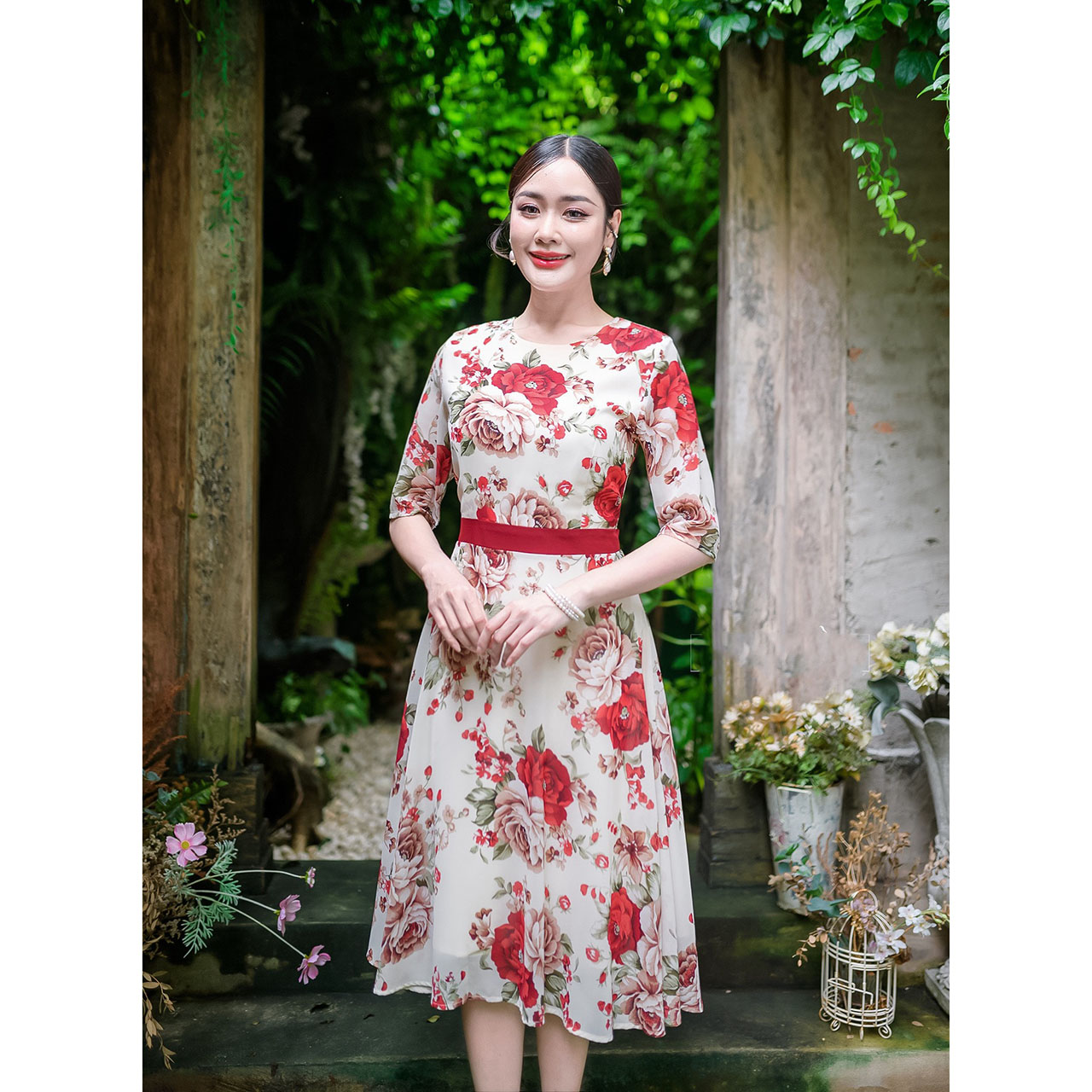 kudapy เดรสสั้นสีครีม/สีชมพู ผ้าชีฟองลายกุหลาบ แขนศอกกระโปรงทรงสวิงบาน ทรงเอวต่อแต่งแทบสีเดียวกับดอกไม้สวย