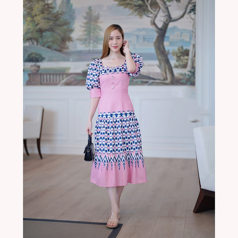 kudapy เดรสยาวสีกรม/สีชมพู คอเหลี่ยมกระดุมหน้าชายระบายลายไทย