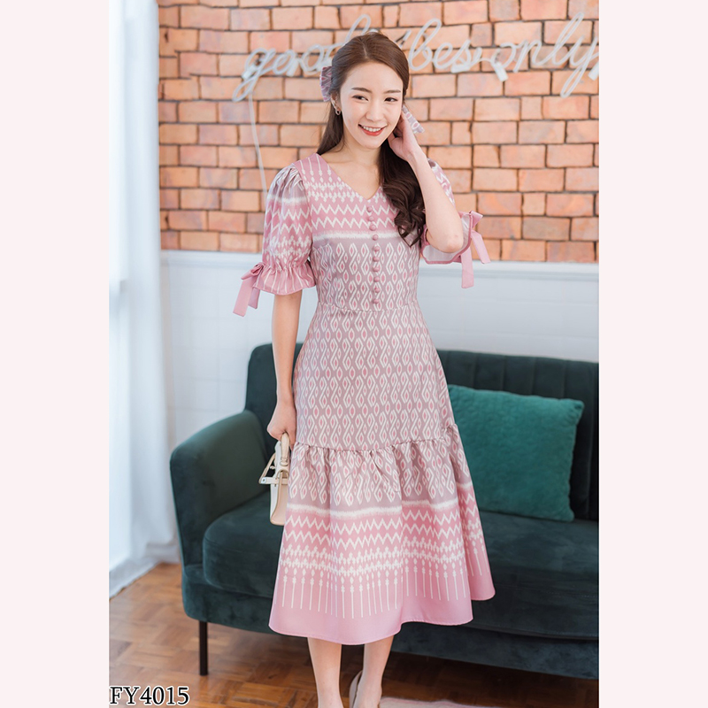 kudapy เดรสสั้นผ้าไทยแขนตุ้กตาสีม่วง/สีเขียว/สีชมพู คอวีแขนจั้มผูกโบว์ผ้าลายไทย ซิบหลัง