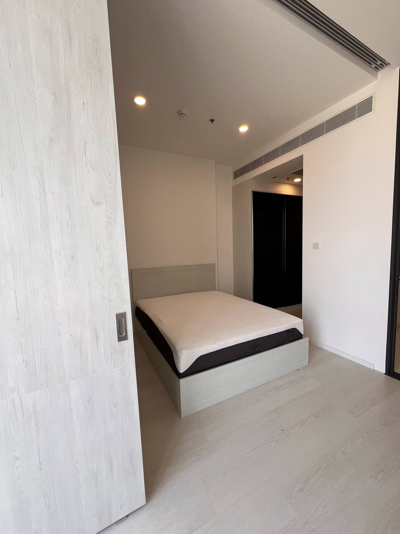 คอนโด Mazarine Ratchayothin (แมสซารีน รัชโยธิน) High Rise โซนพื้นที่ BTS รัชโยธิน ให้เช่าห้องแบบ 1 bed plus ปรับ2ห้องนอนได้พร้อมฉากกั้น 1ห้องน้ำ ขนาดห้อง 42 ตรม. ชั้น 19