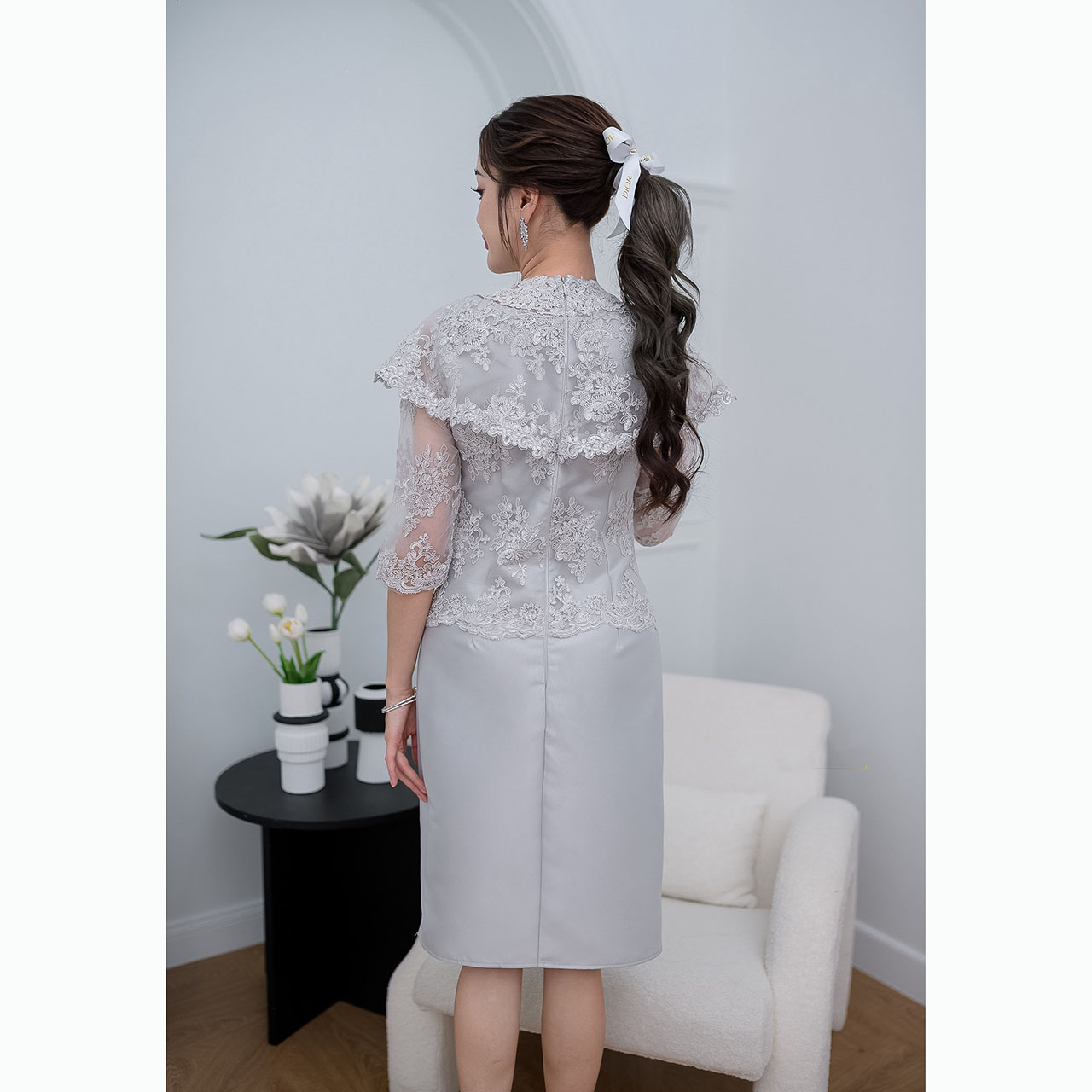 kudapy เดรสสั้นสีเงินซิลเวอร์/สีน้ำตาลทอง ผ้าไหม ดีไซน์แขนศอก คอกลมแต่งลูกไม้รอบคอหรูหรา ลูกไม้เย็บคลุมไหล่แต่งผูกอกเป็นโบว์สวย