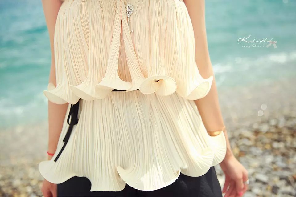 kudapy เสื้อเกาะอก ผ้าชีฟองอัดพลีตเล็กๆ สีครีม ตัวเสื้อเย็บระบาย 2 ชั้น