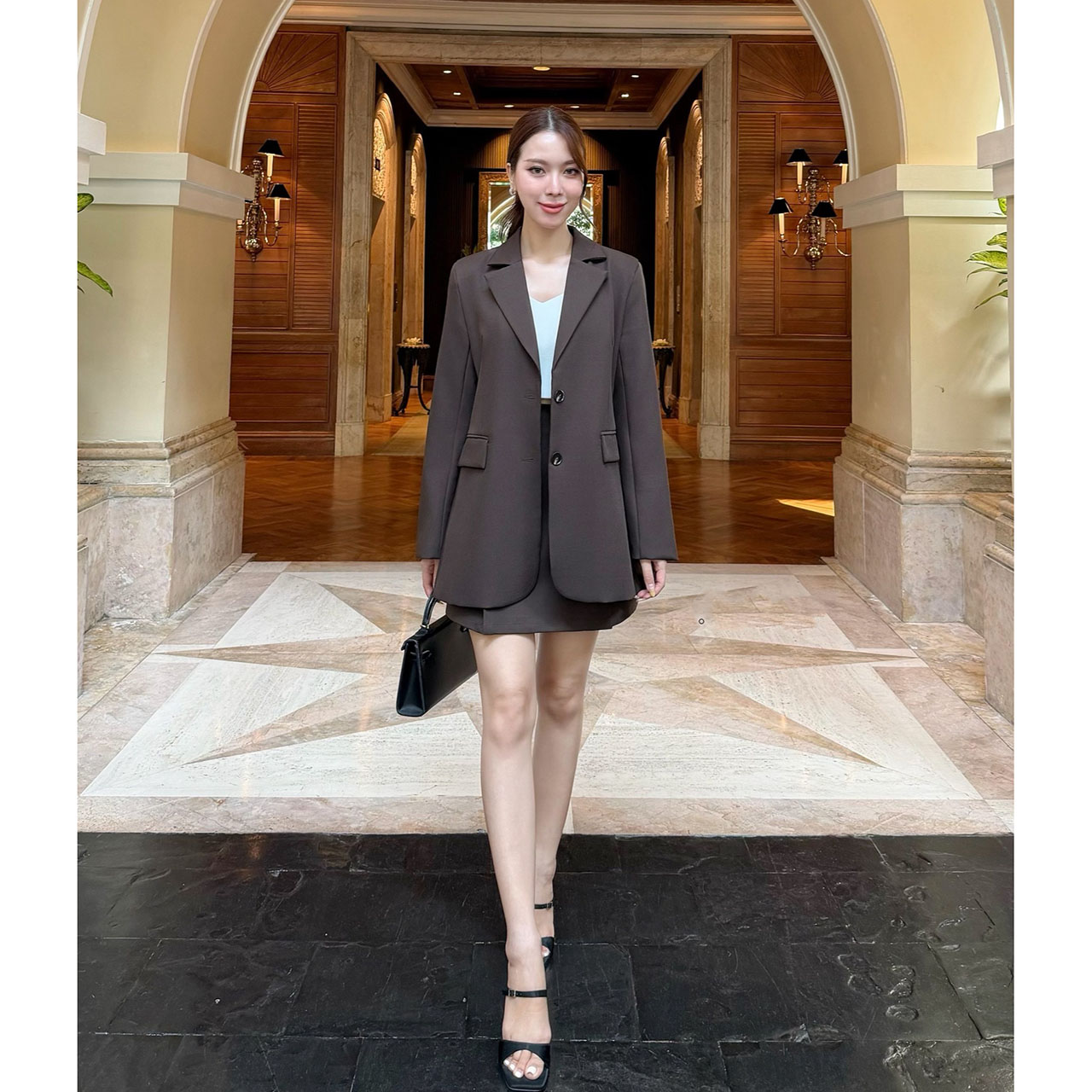 kudapy เซ็ท 3 ชิ้น : เสื้อสูท+crop+กระโปรง สูททรงโอเวอร์ไซซ์สีช็อกโกแลตเข้ม กระดุมติดได้จริง ผ้าเนื้อดีทรงสวยไม่ยับง่าย มีซับในทั้งตัว ดีเทลกระเป๋าจริงด้านหน้าและกระดุมสองเม็ด