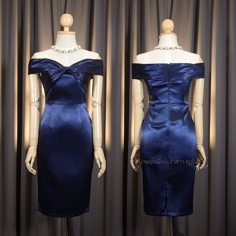 kudapy เดรสสั้นสีกรม/สีฟ้า/สีชมพูกลีบบัว/ สีแดง เปิดบ่าทวิชอก กระโปรงสอบ ซิปหลังใส่ง่าย เนื้อผ้าดัชเชสอัดกาว