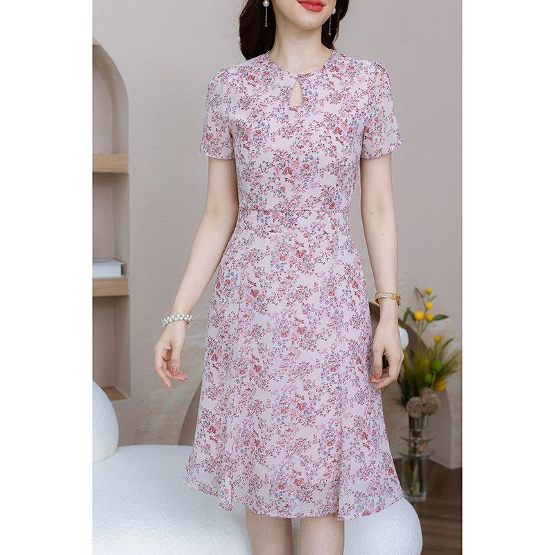 kudapy เดรสสั้นสีชมพู/สีเหลือง ชีฟองลายดอก ผ้าลายดอกสวยละมุน มีดีเทลเจาะคอหยดน้ำ กระโปรงเป็นระบายหางปลาพริ้วๆ