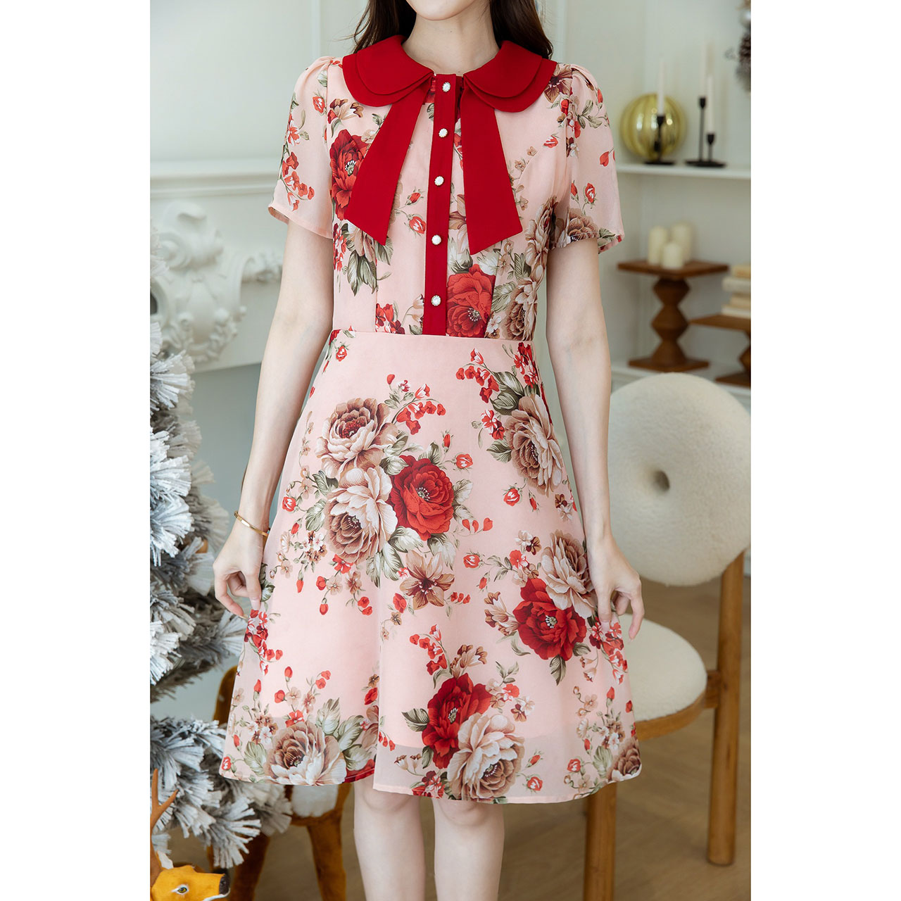 kudapy เดรสสั้นสีแดง/สีชมพู ชีฟองลายดอก สวยเด่น มีดีเทลสวย เป็นคอปกสองชั้นเย็บเป็นโบว์ กระดุมด้านหน้าเปิดได้จริง