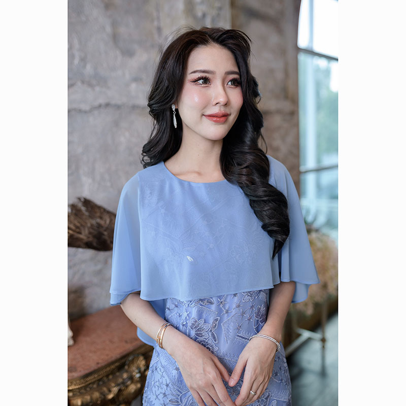 kudapy เดรสสั้นสีชมพู/สีฟ้า ผ้าลูกไม้ปักเลื่อมผ้าลายสวยลูกไม้ปักลายอย่างดี ดีไซน์ชุดเก๋มากๆ เป็นคลุมไหล่ด้านหลังยาวถึงเอว