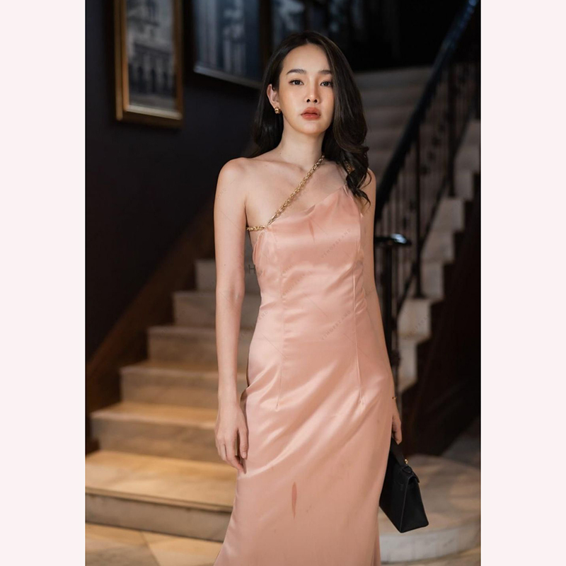 kudapy ชุดเดรสยาวสีน้ำตาล/สีชมพู ออกงานผ้าวาเลนเนื้อดีมากๆค่ะ ดีไซร์เก๋มาก แต่งสายโซ่พาด